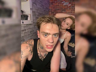 pickmeblade blonde cam babe in the chatroom offers her holes for banging