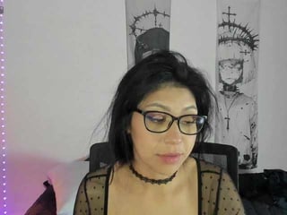 valeandjuan brunette cam babe loves getting her cunt banged online