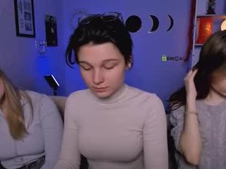 trixy_melison blonde cam babe in the chatroom offers her holes for banging