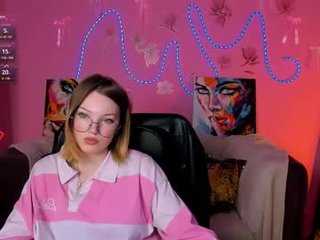 gia_lee_ nude cam babe throat abused while holding her own feet online