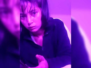 sashaslevan brunette cam babe loves getting her cunt banged online